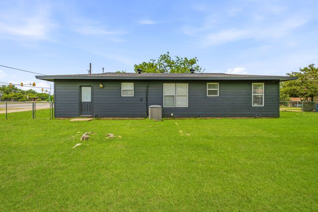 613 Crestview Drive, Granbury, TX 76048