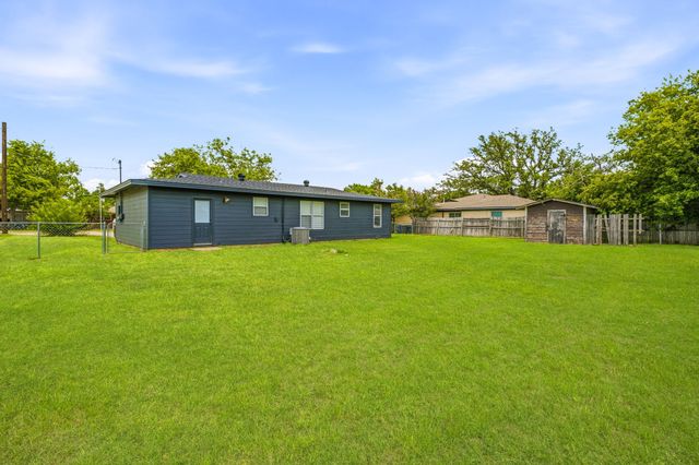 613 Crestview Drive, Granbury, TX 76048