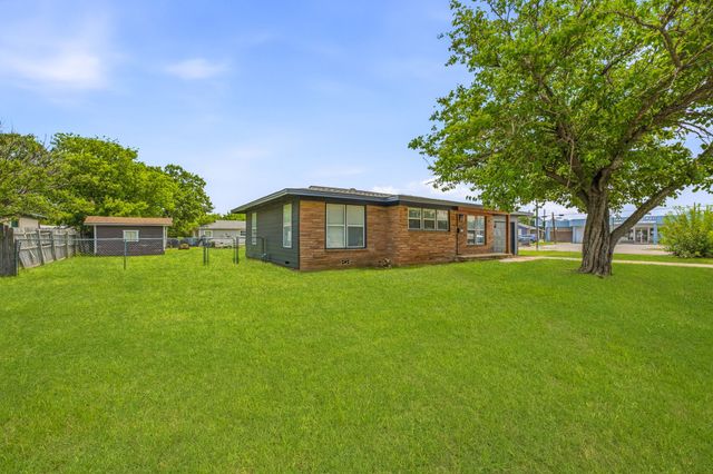 613 Crestview Drive, Granbury, TX 76048