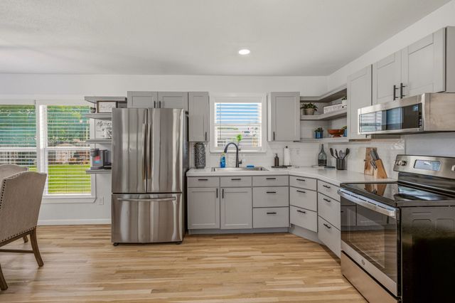 613 Crestview Drive, Granbury, TX 76048