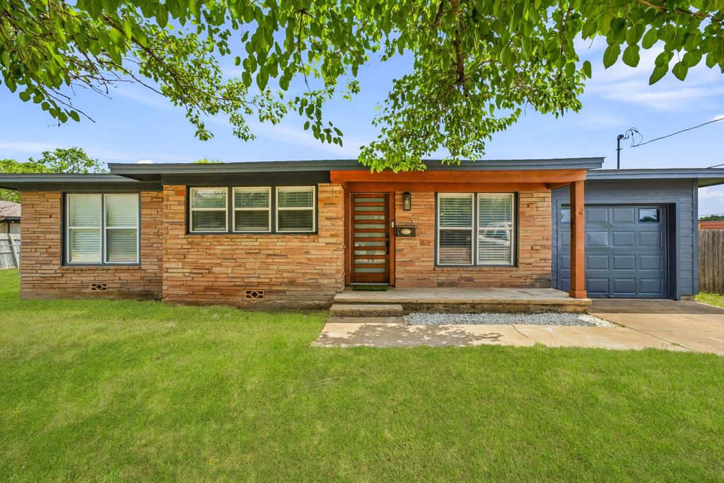 613 Crestview Drive, Granbury, TX 76048