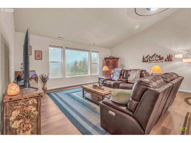 350 POWDER HILL Dr, Kalama, WA 98625