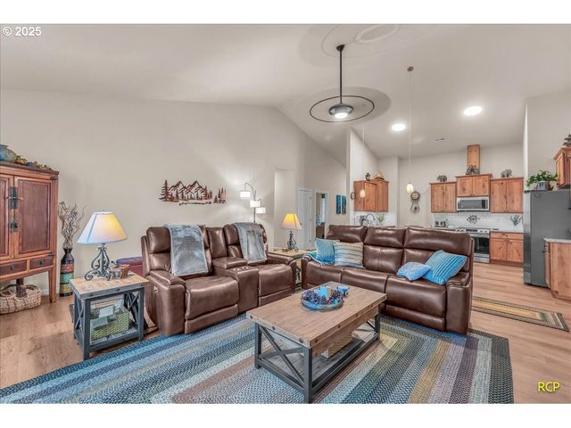 350 POWDER HILL Dr, Kalama, WA 98625