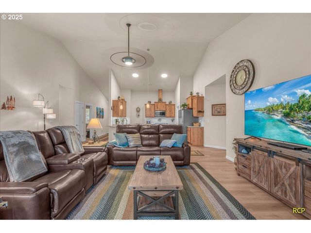 350 POWDER HILL Dr, Kalama, WA 98625