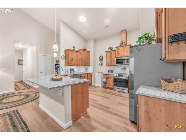 350 POWDER HILL Dr, Kalama, WA 98625