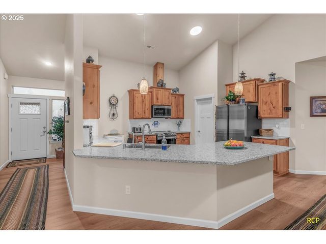 350 POWDER HILL Dr, Kalama, WA 98625