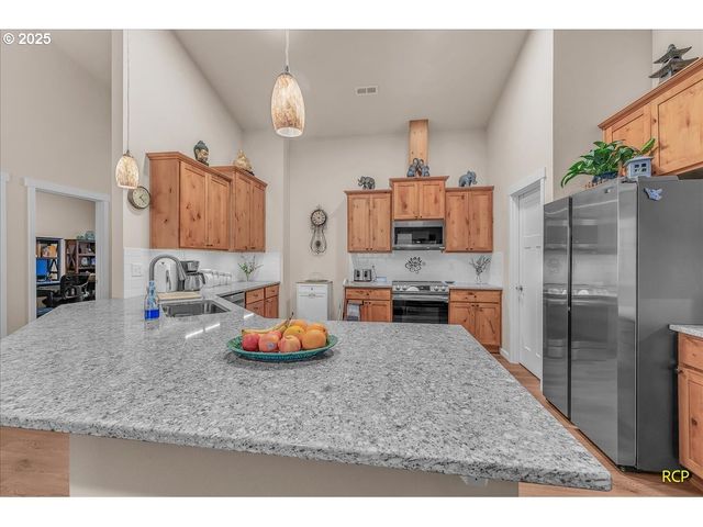 350 POWDER HILL Dr, Kalama, WA 98625