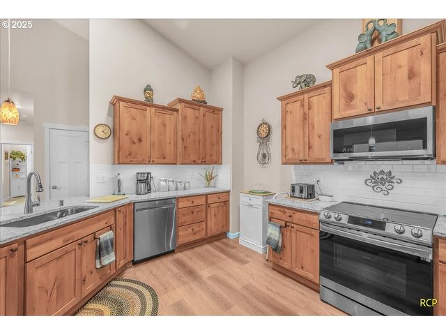 350 POWDER HILL Dr, Kalama, WA 98625