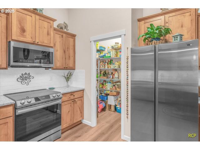 350 POWDER HILL Dr, Kalama, WA 98625