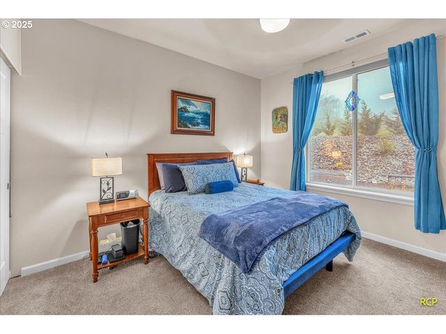 350 POWDER HILL Dr, Kalama, WA 98625