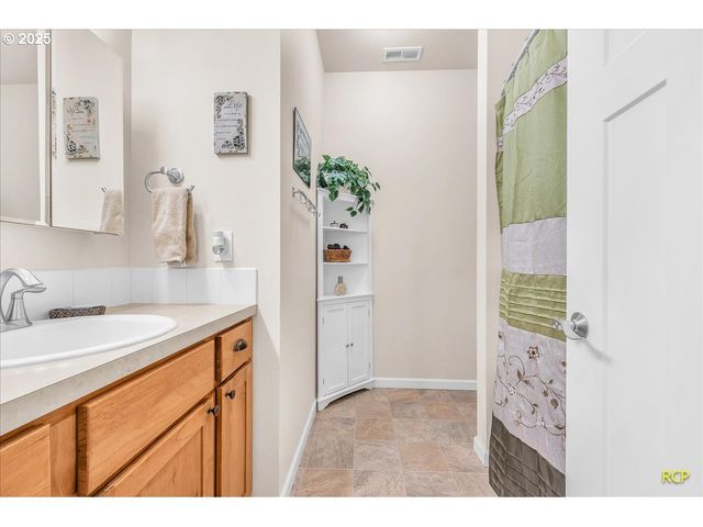 350 POWDER HILL Dr, Kalama, WA 98625