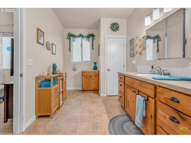 350 POWDER HILL Dr, Kalama, WA 98625