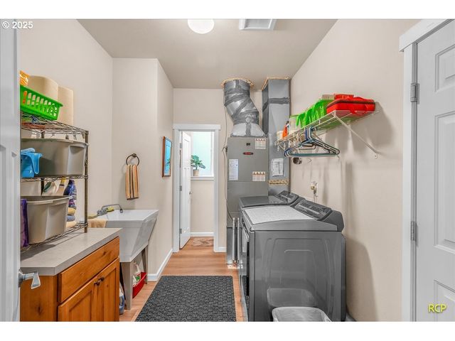 350 POWDER HILL Dr, Kalama, WA 98625