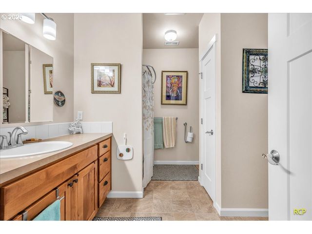 350 POWDER HILL Dr, Kalama, WA 98625