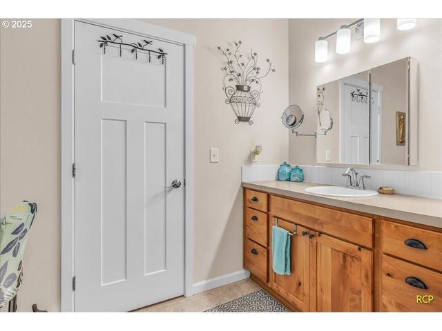 350 POWDER HILL Dr, Kalama, WA 98625