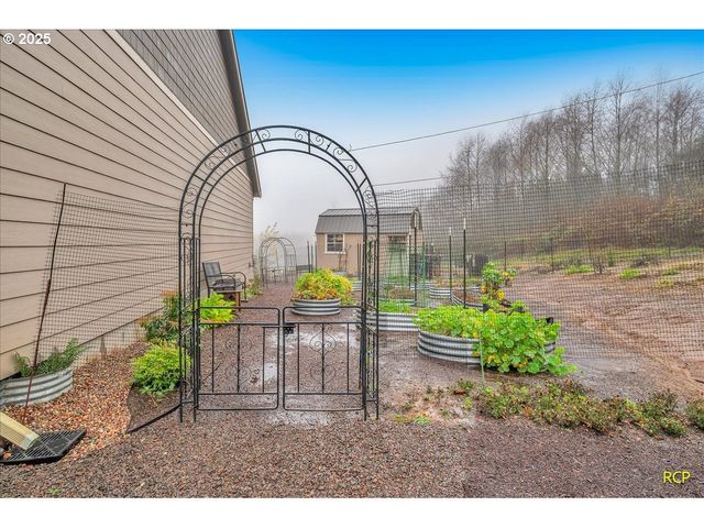 350 POWDER HILL Dr, Kalama, WA 98625