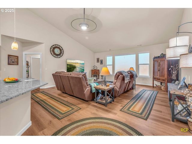 350 POWDER HILL Dr, Kalama, WA 98625