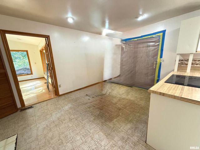 592 Brush Hill Road, Carbondale, IL 62901