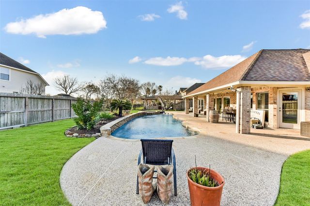 1814 Sandy Lake Drive, Friendswood, TX 77546