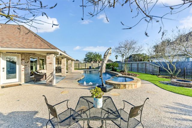 1814 Sandy Lake Drive, Friendswood, TX 77546