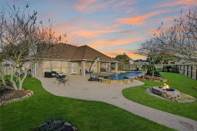 1814 Sandy Lake Drive, Friendswood, TX 77546