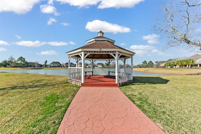 1814 Sandy Lake Drive, Friendswood, TX 77546