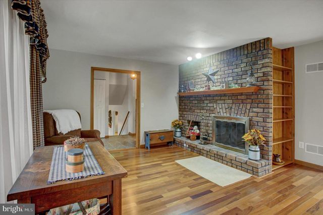 21 BEECHER DR, Carlisle, PA 17015