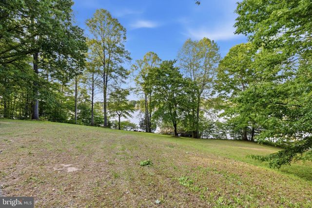 303 PINE DR, Louisa, VA 23093