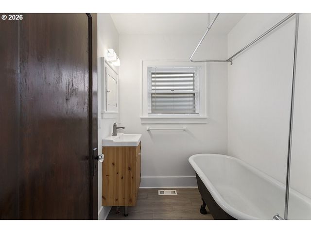 309 WASHINGTON St, Oregon City, OR 97045