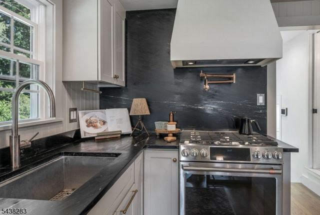 979 Salem Ln, Ridgewood Village, NJ 07450