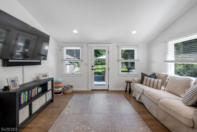 979 Salem Ln, Ridgewood Village, NJ 07450