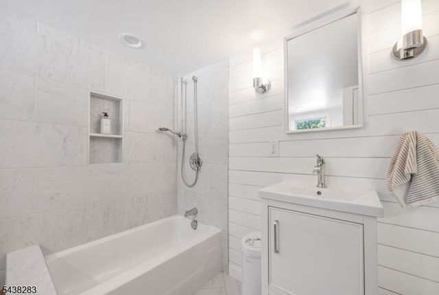 979 Salem Ln, Ridgewood Village, NJ 07450