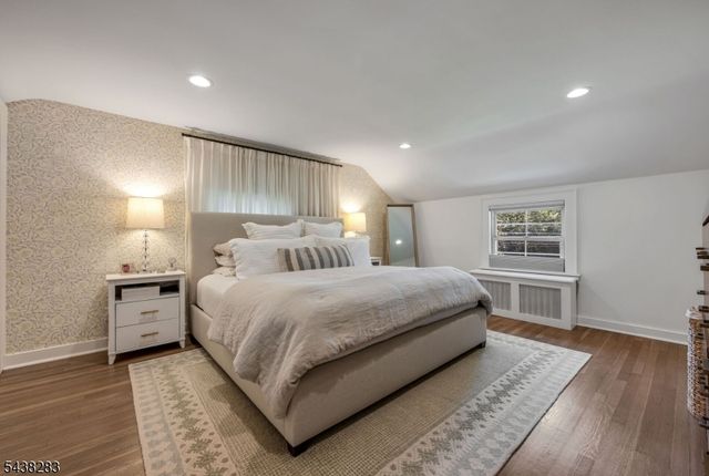 979 Salem Ln, Ridgewood Village, NJ 07450
