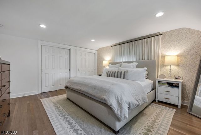 979 Salem Ln, Ridgewood Village, NJ 07450