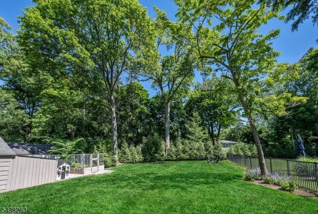 979 Salem Ln, Ridgewood Village, NJ 07450