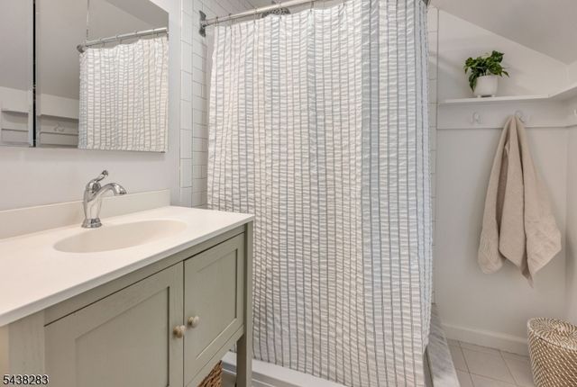 979 Salem Ln, Ridgewood Village, NJ 07450