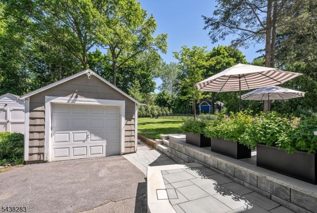 979 Salem Ln, Ridgewood Village, NJ 07450