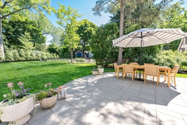 979 Salem Ln, Ridgewood Village, NJ 07450