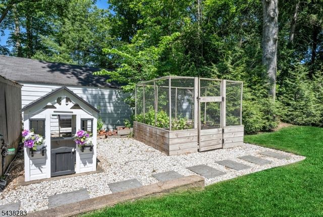979 Salem Ln, Ridgewood Village, NJ 07450
