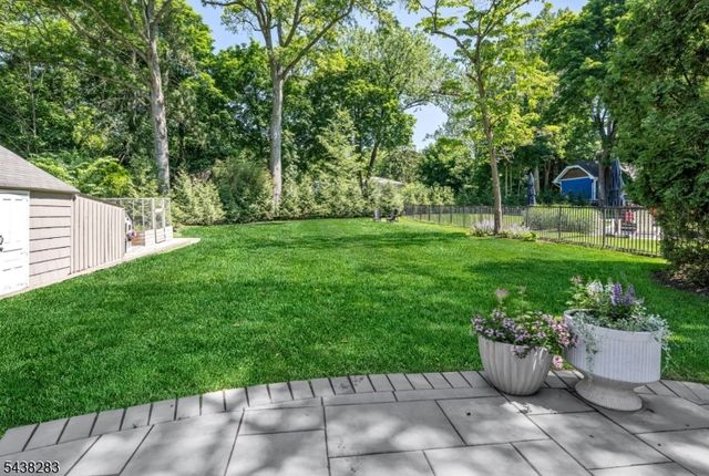 979 Salem Ln, Ridgewood Village, NJ 07450