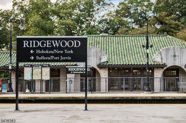 979 Salem Ln, Ridgewood Village, NJ 07450