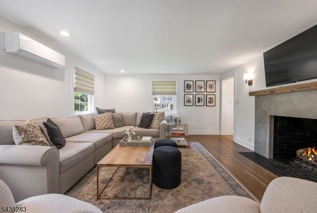 979 Salem Ln, Ridgewood Village, NJ 07450