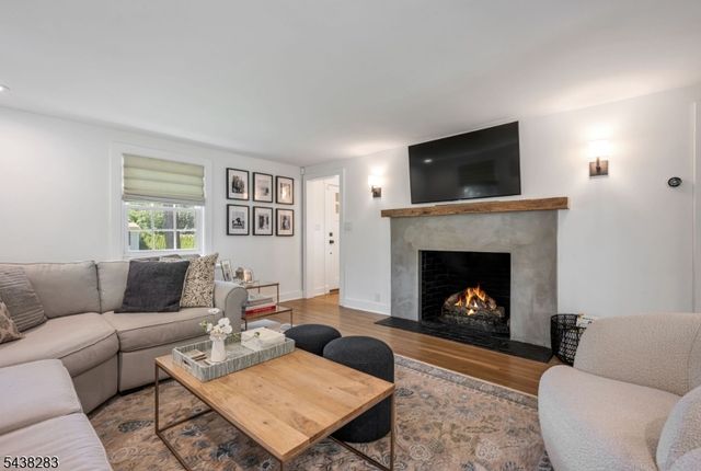 979 Salem Ln, Ridgewood Village, NJ 07450