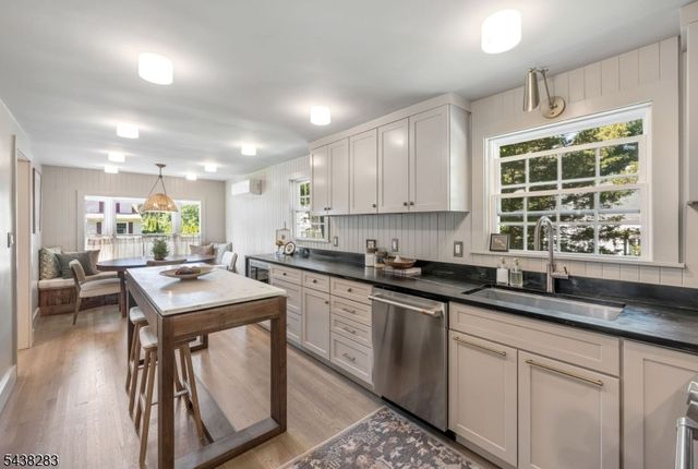 979 Salem Ln, Ridgewood Village, NJ 07450