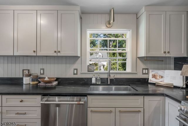 979 Salem Ln, Ridgewood Village, NJ 07450
