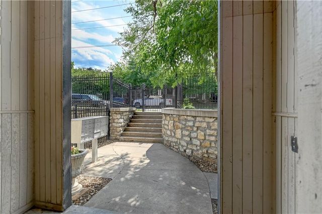 4157 Roanoke Road 2, Kansas City, MO 64111