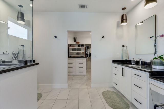 432 Venture BLVD S, Point Venture, TX 78645