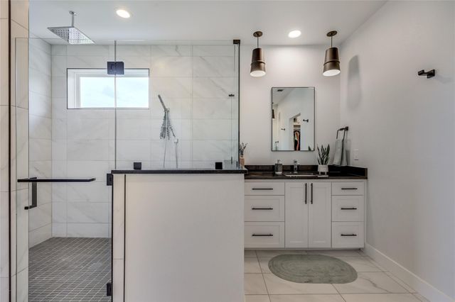 432 Venture BLVD S, Point Venture, TX 78645