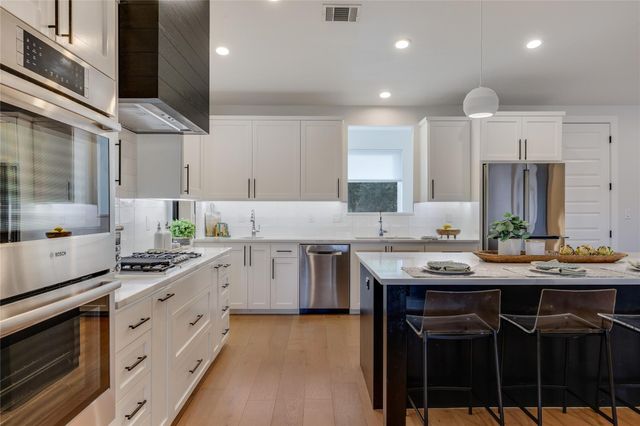 432 Venture BLVD S, Point Venture, TX 78645