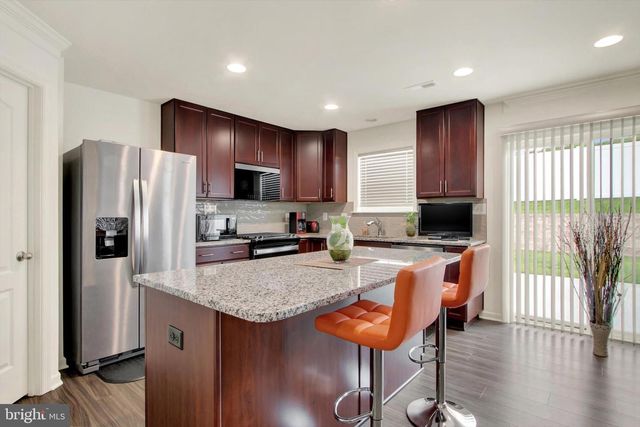 17 NATURES WAY CIR, New Oxford, PA 17350